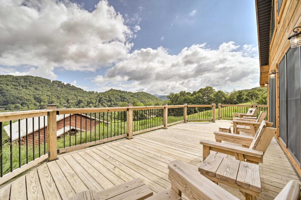 Luxe Log Cabin with Modern Finishes and Mtn Views